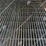 잠긴 강철 격자판을 누르십시오